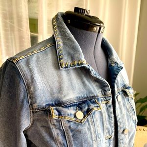 fabulous denim jacket, comfortable light blue, we have 1 size L and 1 XL